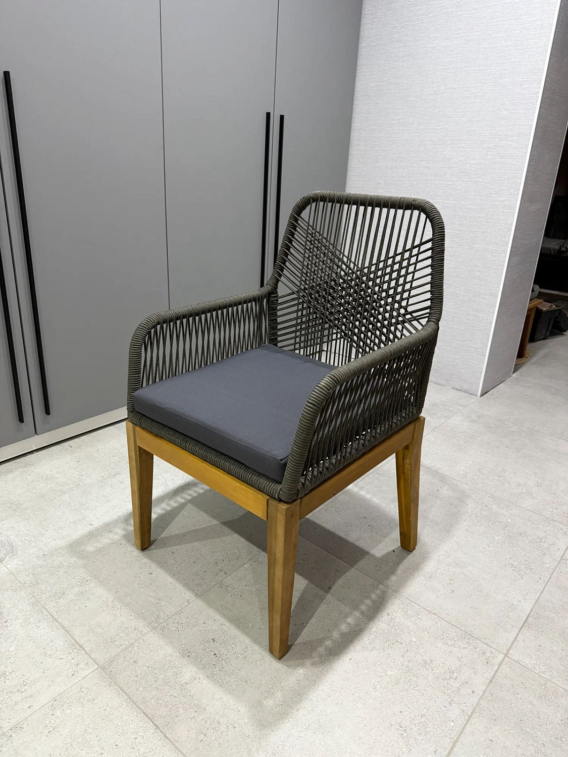 Кресло Royal Family CHLOE серое с каркасом из акации: визуальная лёгкость плетения и надёжность древесины